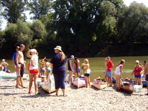 Se nem rövid se nem hosszú vízitúránkat a Tisza folyón bátran ajánljuk kezdő és haladó kenutúrázóknak egyaránt.