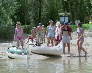 Készülődés kenuzáshoz és kajakozáshoz a Tisza folyón a Sportos vízitúra és kerékpártúránk alkalmával.