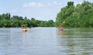 Kenuzás a Tisza folyón a sportos vízitúránk és kerékpártúránk alkalmával.